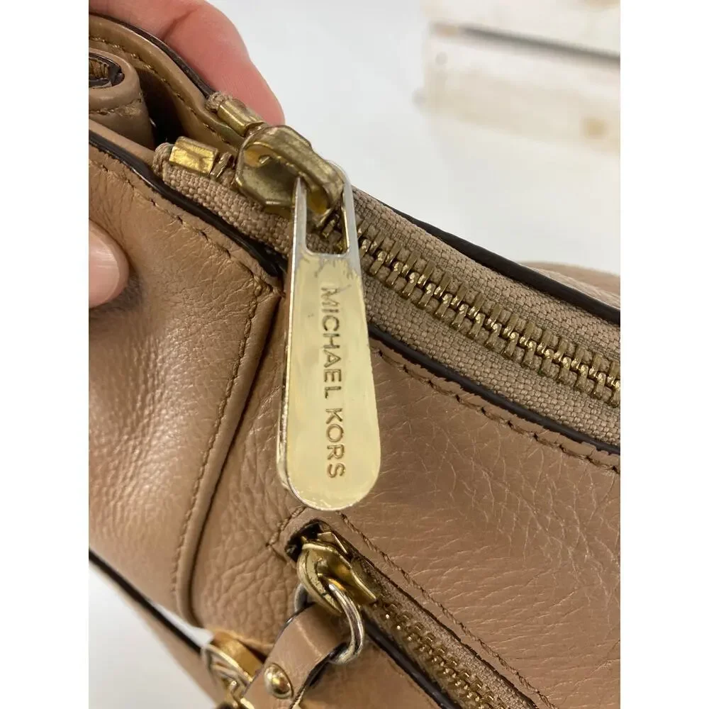 MICHAEL KORS, MEDIUM TAUPE PEBBLED LEATHER CROSSBODY BAG